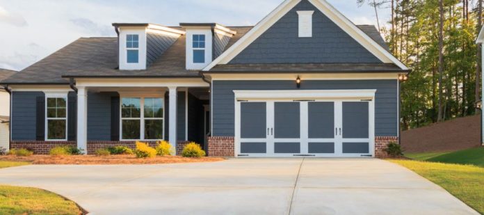 What You Should Know Before Sealcoating Your Driveway